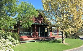 Cedar Chalets And Barkers Lodge